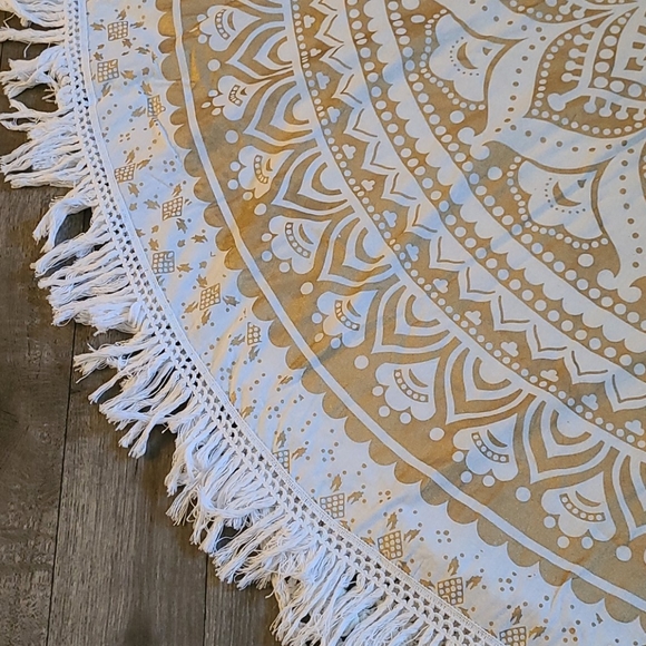 NEW BO HO GOLD AND WHITE, TABLE CLOTH, WALL ART. - Picture 4 of 16